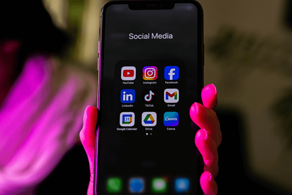 Smartphone avec des apps de réseaux sociaux