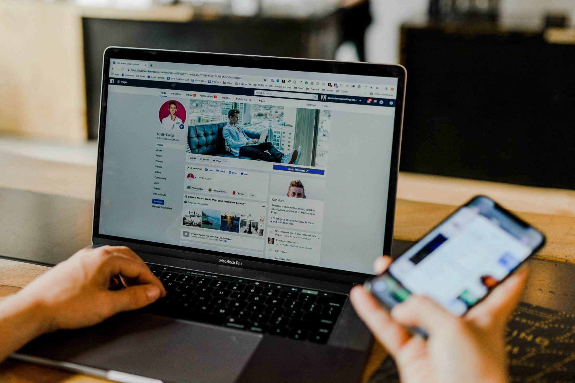 Social Media Manager avec ordinateur et smartphone